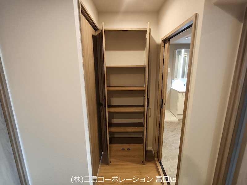 廊下収納もあり、可動棚で高さ調節も可能、すっきりと収納できます。 高槻阿武山二番街208号棟 その他
