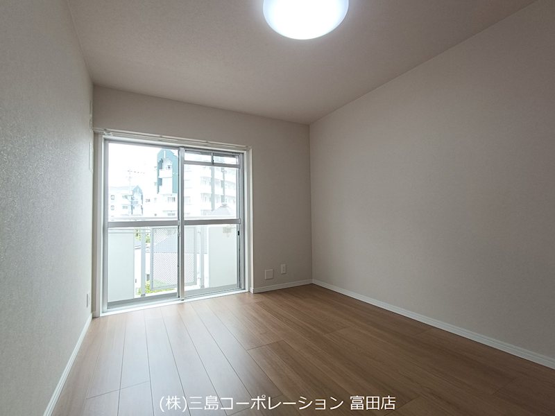 窓から光が差し込む明るい居室。どんな家具とも合わせやすい、ナチュラルな木目調のフローリングが魅力です。 高槻阿武山二番街208号棟 その他