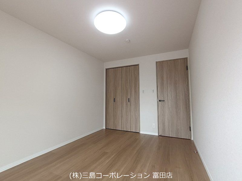 明るい内装と木目調のドアが調和し、温かみのある空間です。収納も備え、快適なプライベート空間を実現します。 高槻阿武山二番街208号棟 その他