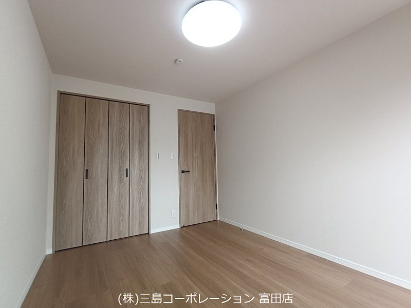 明るい木目調のフローリングと収納扉が、落ち着いた雰囲気を醸し出す洋室です。 高槻阿武山二番街208号棟 その他