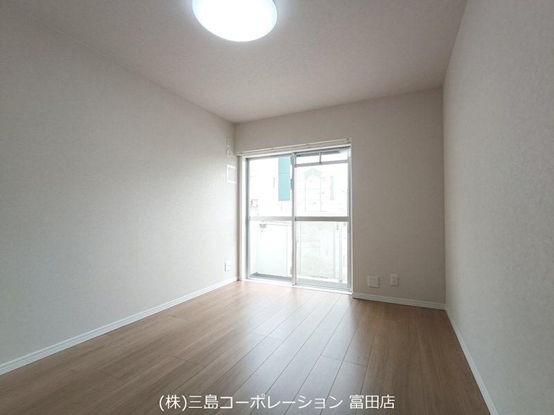明るい光が差し込むお部屋。フローリングの木目が温かみを添え、窓から外の景色が広がります。居室として、書斎として、様々な用途でお使いいただけます。 高槻阿武山二番街208号棟 その他
