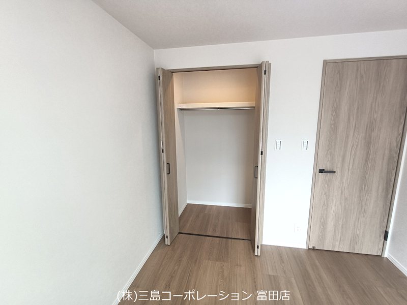 開口部が広く、荷物の出し入れもスムーズなクローゼットです。丈の長い衣類も掛けられるハンガーパイプ付きで、整理整頓もしやすいでしょう。 高槻阿武山二番街208号棟 その他