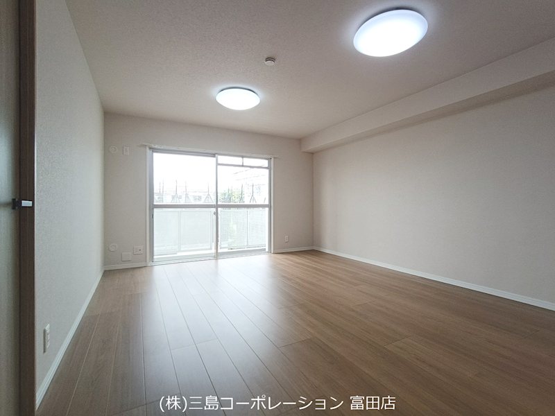 明るい陽射しが差し込む広々としたリビング。自然な木目調のフローリングは、どんな家具とも調和し、あなたの理想の空間を演出します。 高槻阿武山二番街208号棟 その他