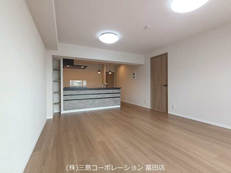 広々としたLDKは、ご家族との語らいの時間を育みます。自然な色合いのフローリングが、温かみのある空間を演出します。 高槻阿武山二番街208号棟 その他