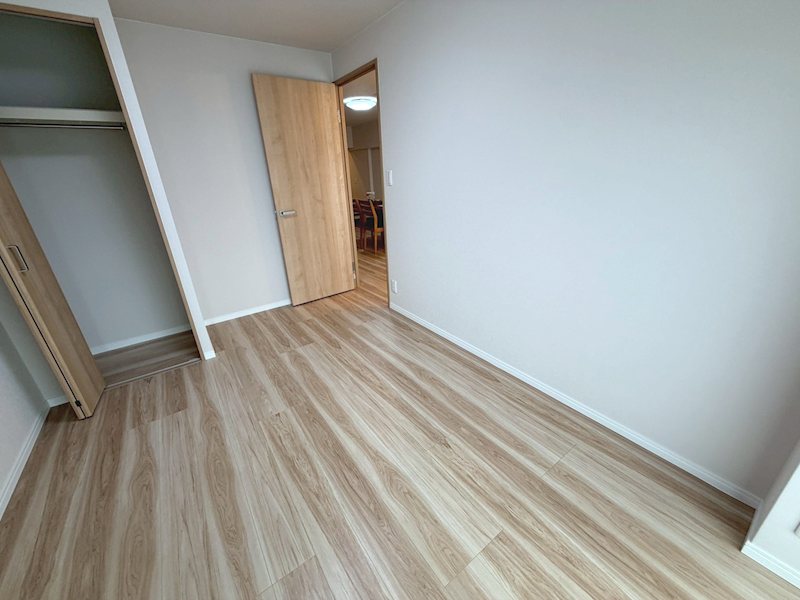 南向きバルコニーに面した洋室5.4帖 労住まきのハイツ一号棟 その他
