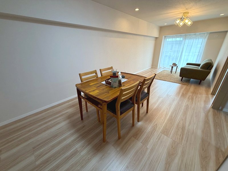 南側から採光がある17.6帖のリビング 労住まきのハイツ一号棟 その他
