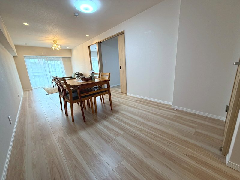 南側から採光がある17.6帖のリビング 労住まきのハイツ一号棟 その他