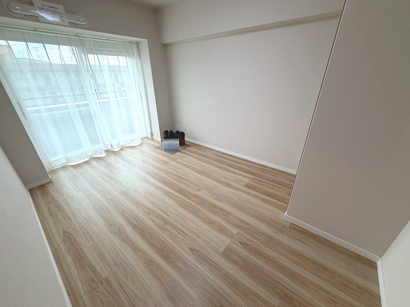 南向きバルコニーに面した洋室5.4帖 労住まきのハイツ一号棟 その他