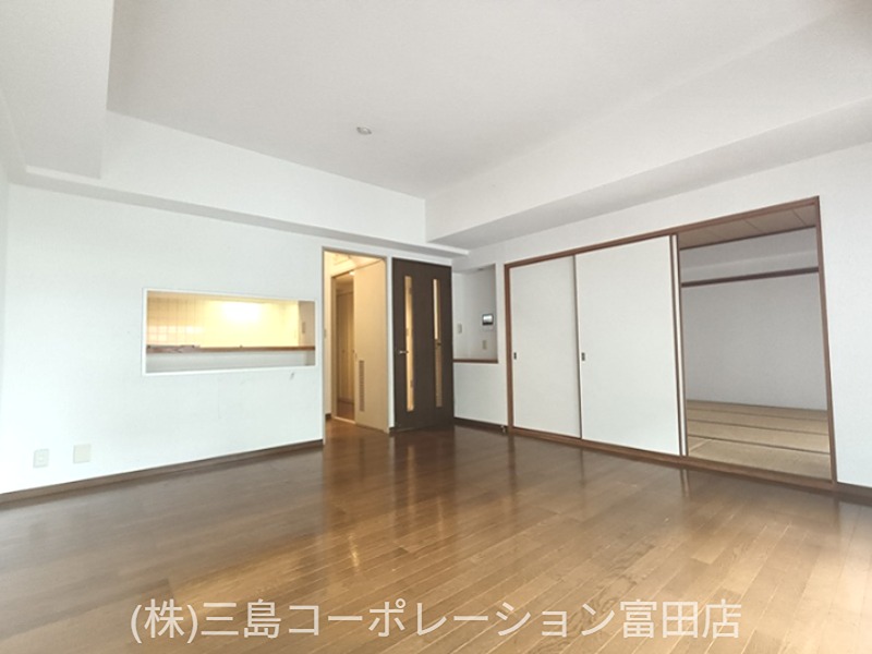 フローリングと和室が一体となった開放的なリビング。キッチンカウンターが備わり、ご家族との会話も弾みます。 高槻阿武山三番街302号棟 その他