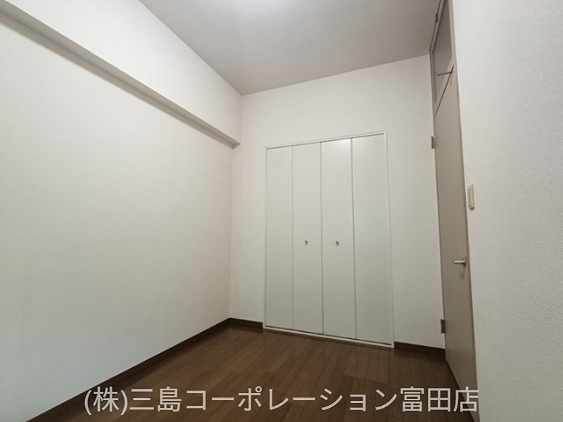 白を基調とした室内は、清潔感があり多様なインテリアに合わせやすいデザインです。収納スペースも確保され、すっきりとした暮らしをサポートします。 高槻阿武山三番街302号棟 その他