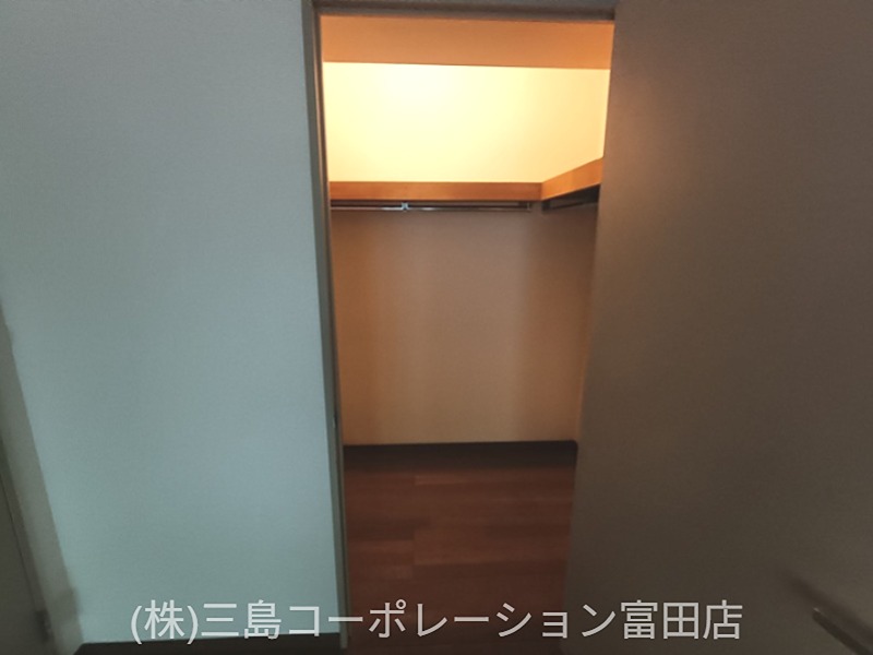奥行きのあるウォークインクローゼットで、丈の長い衣類もすっきりと収納できます。上部には棚があり、小物整理にも便利です。 高槻阿武山三番街302号棟 その他
