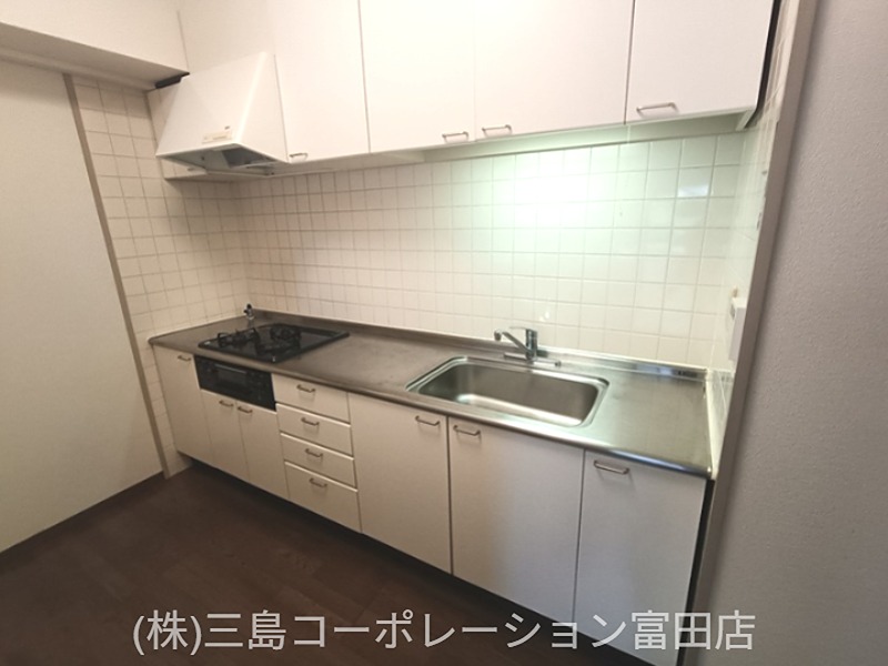 料理が楽しくなる広々としたキッチン。収納スペースも充実しており、すっきりと片付きます。日々の暮らしを快適にする機能的な空間です。 高槻阿武山三番街302号棟 その他