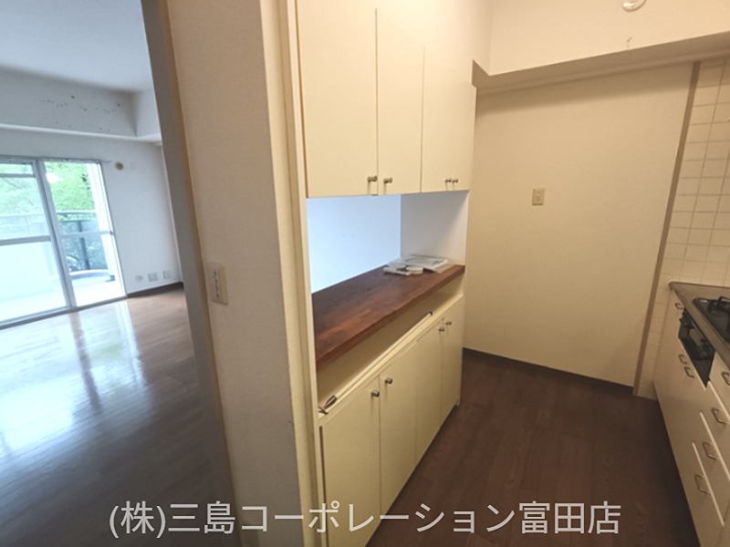 キッチンスペースには収納棚を設置。食器や調理器具をすっきり整理できます。リビングダイニングへと繋がる間取りで、お料理しながらご家族との会話も楽しめます。 高槻阿武山三番街302号棟 その他