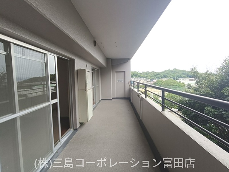 広いバルコニーで日差しを浴びながら、開放感あふれるひとときを。遠くの緑を眺めてリフレッシュできます。 高槻阿武山三番街302号棟 その他