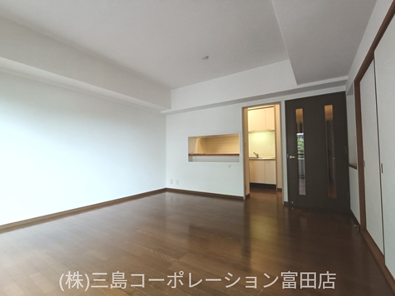 落ち着いた色合いのフローリングが魅力のリビング。飾り棚にお気に入りの小物を飾って、あなたらしい空間を演出できます。 高槻阿武山三番街302号棟 その他