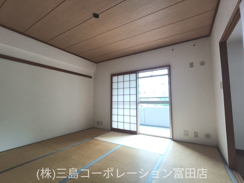 和室の趣ある空間で、日差しを感じながらゆったりと過ごせます。落ち着いた色合いの天井が心地よさを演出。 高槻阿武山三番街302号棟 その他
