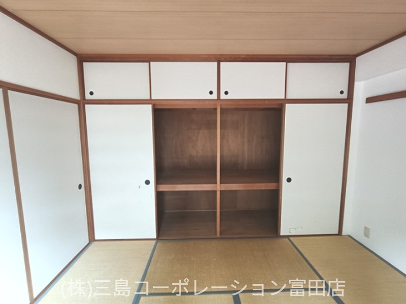 収納力の高い押入れは、布団や季節家電の収納に便利です。上部の天袋には、めったに使わない物をしまうのに最適です。 高槻阿武山三番街302号棟 その他