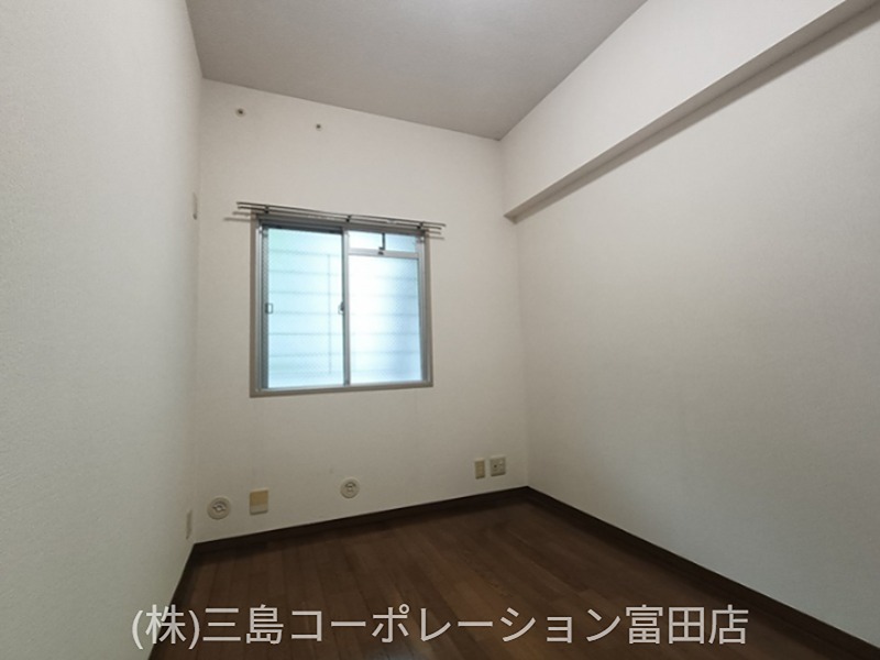 窓から光が差し込む明るい洋室は、シンプルな内装でどんな家具とも馴染みやすく、様々な使い方が可能です。 高槻阿武山三番街302号棟 その他