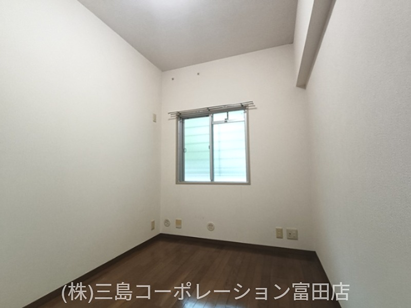 窓から光が差し込む明るい居室。書斎や趣味の部屋として、多様な使い方が可能です。 高槻阿武山三番街302号棟 その他