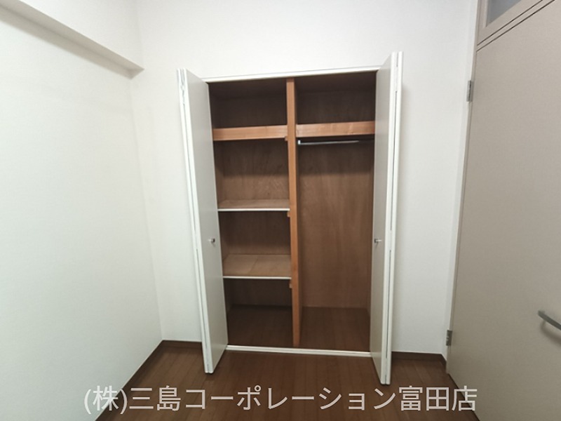 整理整頓に便利な収納スペースです。季節の衣類や小物もすっきりと収まります。 高槻阿武山三番街302号棟 その他