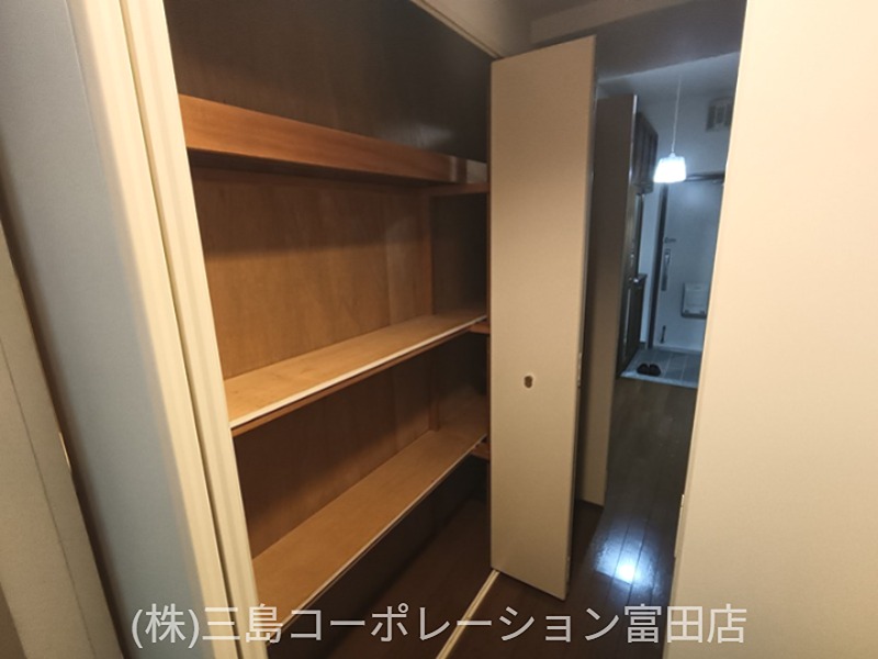 収納力に優れたクローゼットで、お部屋をすっきりと保てます。可動棚で様々な物を効率良く整理できます。(廊下収納) 高槻阿武山三番街302号棟 その他