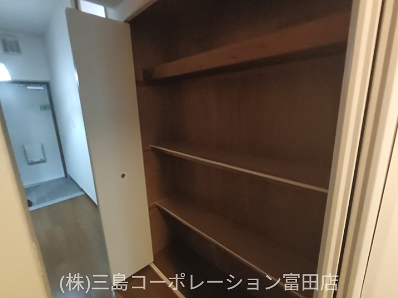奥行きのある棚収納は、季節家電やレジャー用品の収納にも活躍します。お部屋をすっきりと保ち、快適な暮らしをサポート。(廊下収納) 高槻阿武山三番街302号棟 その他