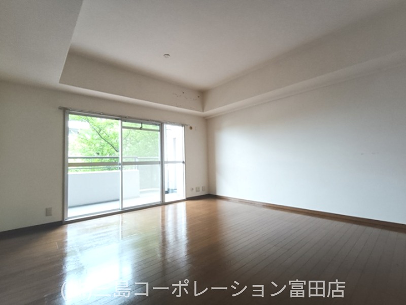 陽光が差し込む広々としたリビングは、フローリングの木目が美しく、落ち着いた空間を演出します。お好みの家具を配置して、心地よい暮らしを始めてみませんか。 高槻阿武山三番街302号棟 その他
