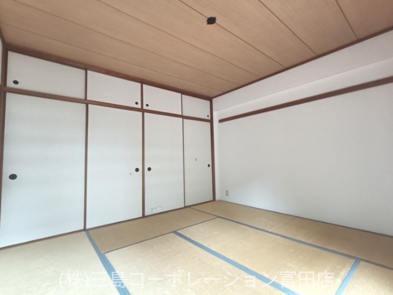 畳の温もりを感じる和室。たっぷり収納できる押入れ付きで、お部屋をすっきりと使えます。 高槻阿武山三番街302号棟 その他