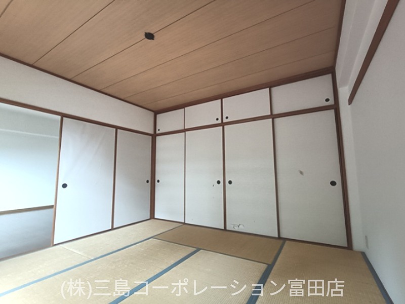 広々とした和室は、くつろぎの空間にも、来客用にも活用できます。収納も豊富で、お部屋をすっきりと保てます。 高槻阿武山三番街302号棟 その他
