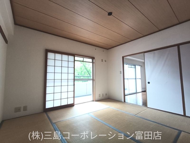 畳敷きの居室は、和の趣を感じさせる落ち着いた空間です。障子を開ければバルコニーへ。隣のLDKと繋げて広々と使うこともできます。 高槻阿武山三番街302号棟 その他
