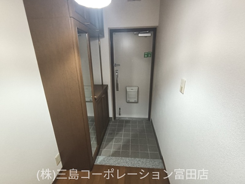 広々とした玄関には、姿見付きのシューズボックスを完備。お出かけ前の身だしなみチェックもスムーズです。 高槻阿武山三番街302号棟 その他