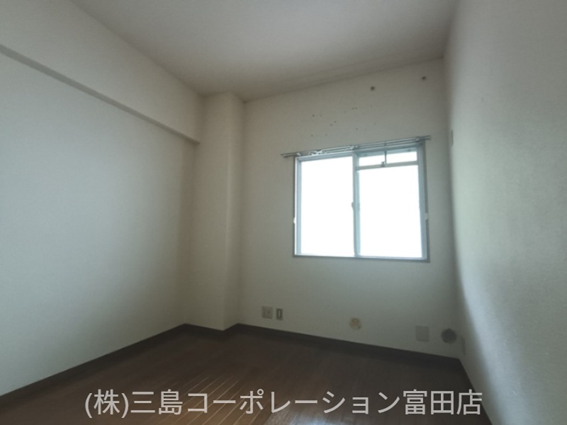 明るい窓から光が差し込む、落ち着いた雰囲気の居室です。フローリングでお掃除もスムーズ。プライベートな時間を過ごす空間にいかがでしょうか。 高槻阿武山三番街302号棟 その他