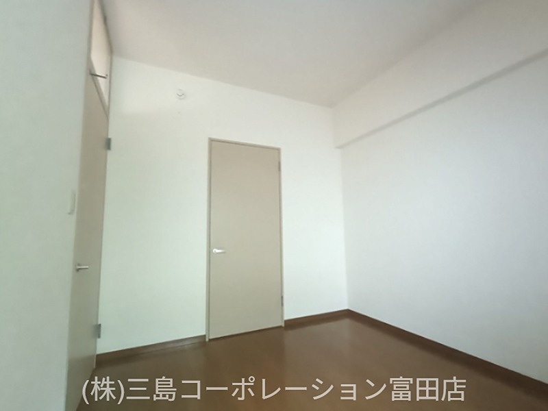 白を基調とした壁と落ち着いた色合いのフローリングが、どのようなインテリアにも合わせやすい居室です。 高槻阿武山三番街302号棟 その他