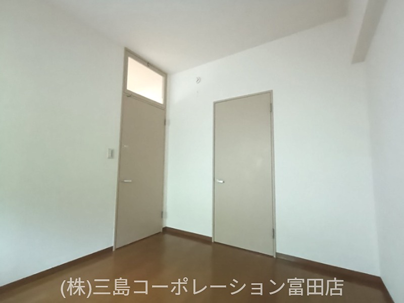 シンプルな内装は、お好みの家具で自由にコーディネートを楽しめます。採光窓付きのドアが空間を明るく演出します。 高槻阿武山三番街302号棟 その他