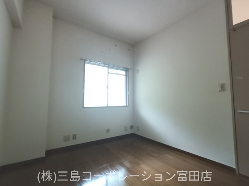 日差しが心地よく差し込む居室は、プライベートな時間を豊かに彩ります。趣味の部屋や書斎としてもおすすめです。 高槻阿武山三番街302号棟 その他