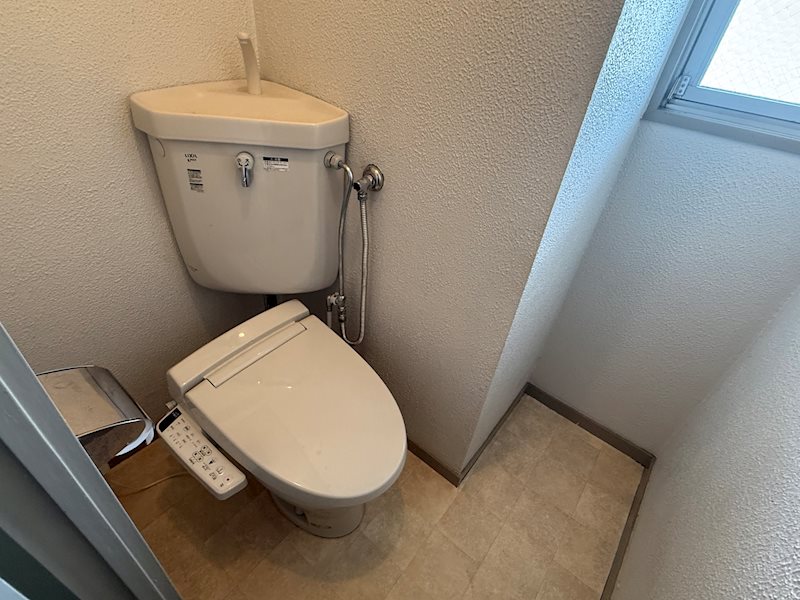 温水洗浄機能付トイレです。換気窓もついており、快適にトイレを使って頂けます。 グリーンハイツ紫明園 その他