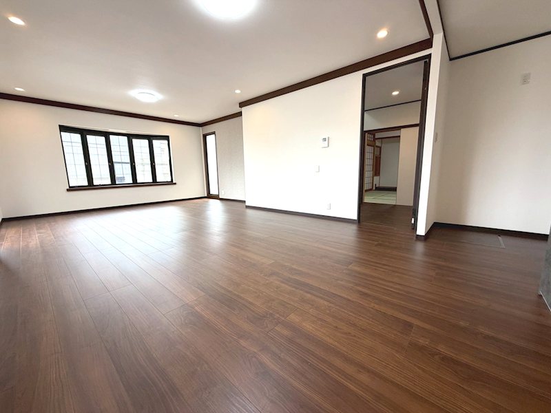 南と東の大きな窓から光が入る明るいLDK約25.5帖 成田東が丘一戸建再生既存住宅 その他