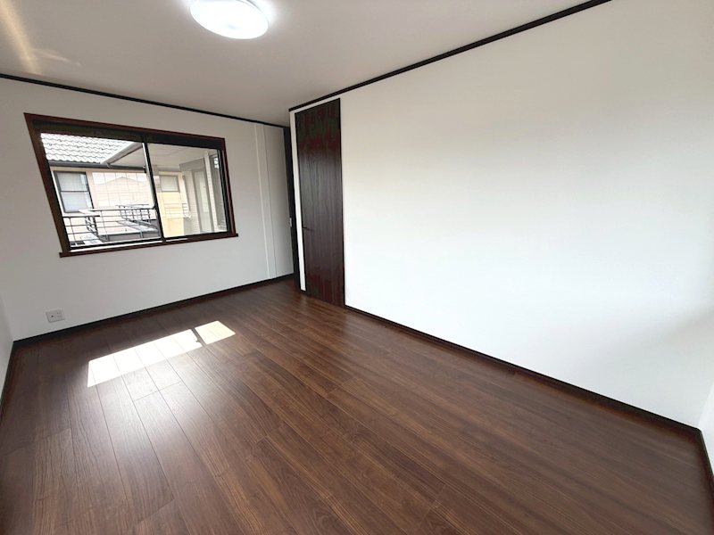 2階洋室約8帖 約4帖の納戸付 成田東が丘一戸建再生既存住宅 その他