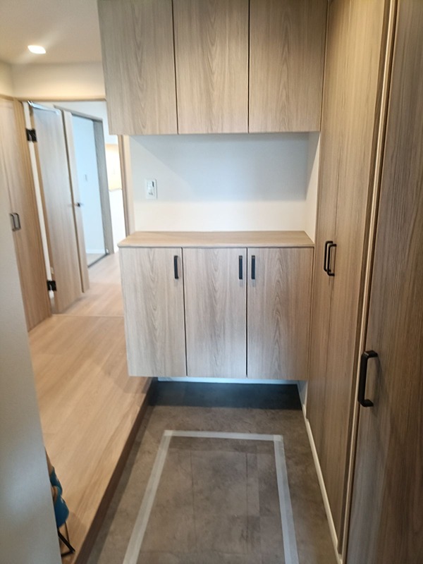 落ち着いた木目調の玄関収納は、機能的でありながら洗練された印象を与えます。毎日のお出かけをスムーズに。 日興千里丘スカイマンションB棟 406号室 その他