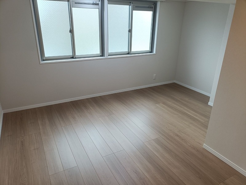 明るい窓が特徴の居室は、お好みの家具で自由にアレンジ可能です。多様な用途に対応するシンプルな空間が、新たな暮らしを彩ります。 日興千里丘スカイマンションB棟 406号室 その他