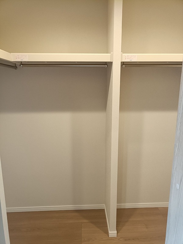 衣類や荷物をすっきりと収納できるクローゼット。ハンガーパイプと枕棚で、空間を有効活用できます。 日興千里丘スカイマンションB棟 406号室 その他