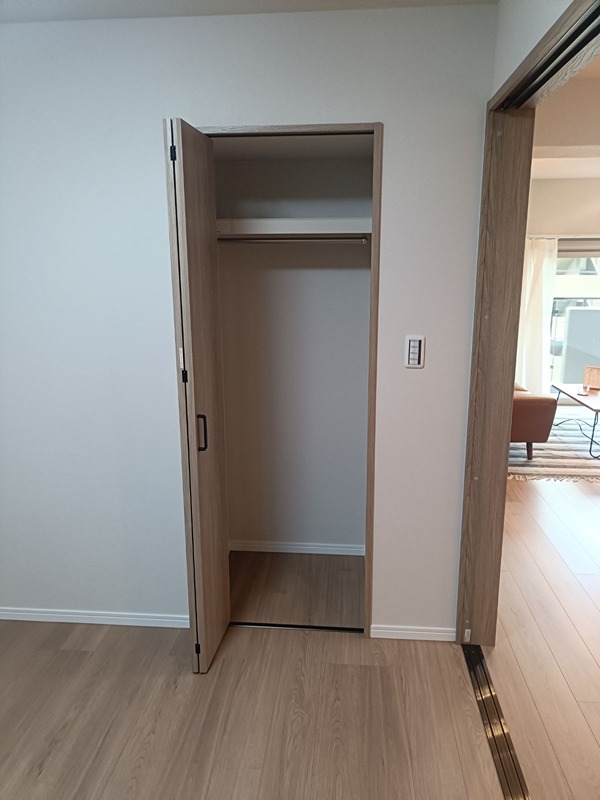 衣類をきれいに収納できるクローゼット。ハンガーパイプ付きで、整理整頓もしやすい空間です。 日興千里丘スカイマンションB棟 406号室 その他