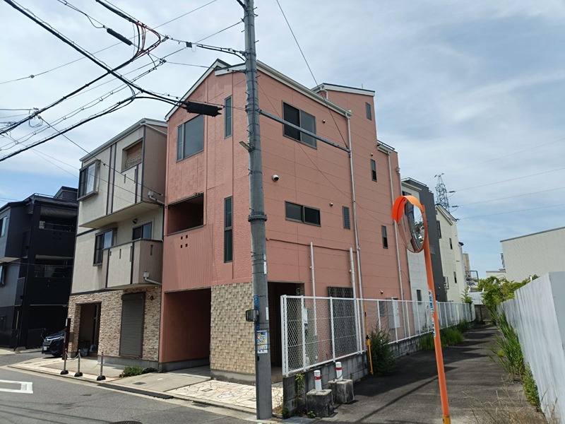 角地に佇む、柔らかなピンク系の外壁が印象的な物件です。落ち着いた住環境で新生活を始めてみませんか。
摂津市鳥飼西4丁目 中古一戸建 その他