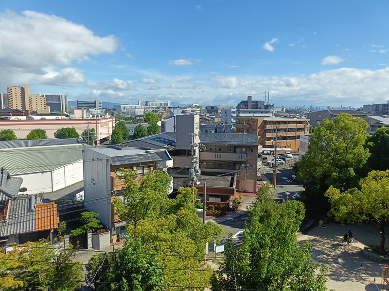 青空が広がる開放的な眺望。遠くまで見渡せる景色は、日々の暮らしに安らぎと広がりをもたらします。 日興千里丘スカイマンションB棟 501号室 その他