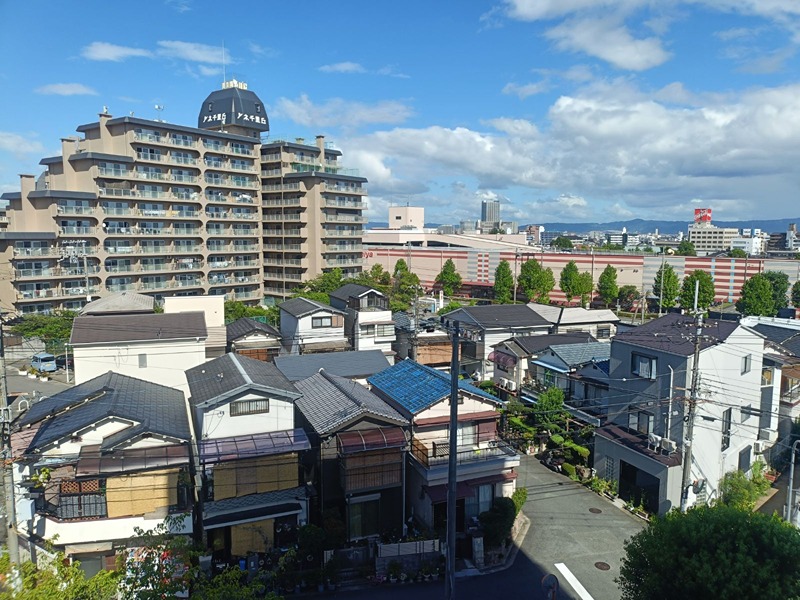 開放感のある眺望が魅力。青空の下、街並みと遠くの山々を望むことができます。日々の暮らしに心地よい広がりをプラスしませんか。 日興千里丘スカイマンションB棟 501号室 その他