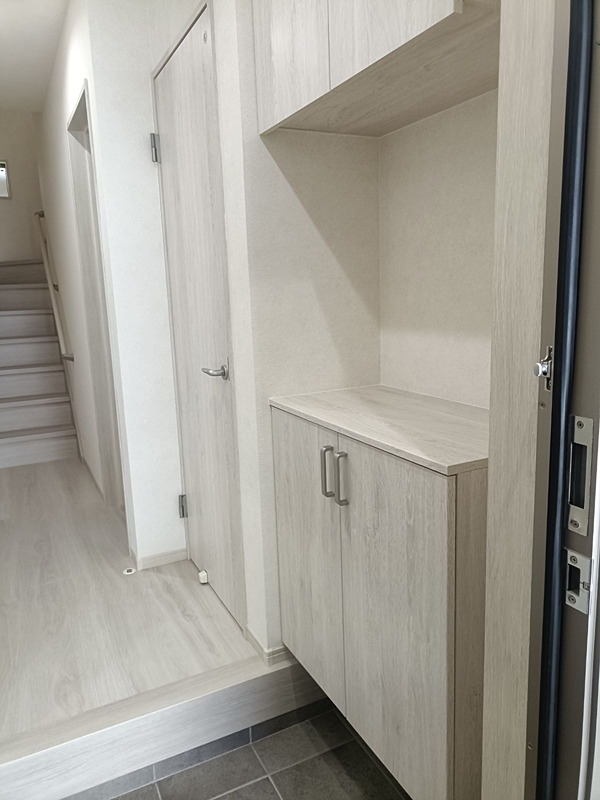 摂津市新在家1丁目　中古一戸建  現地写真（玄関）
