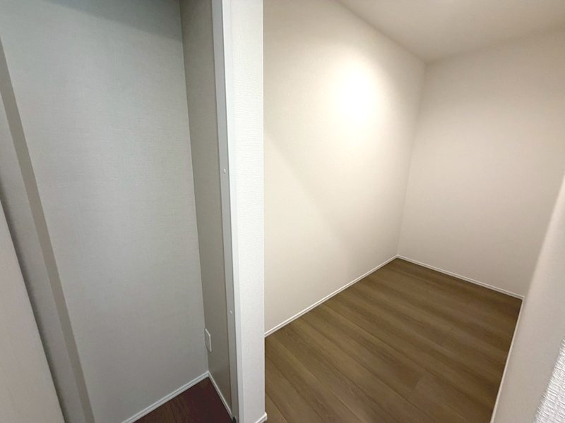 キッチン後ろパントリー 渚栄町全2棟新築分譲地内B号棟 その他