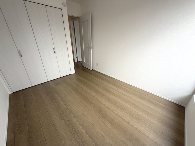 洋室5.5帖 南向きバルコニーに面しているので明るいです 渚栄町全2棟新築分譲地内B号棟 その他