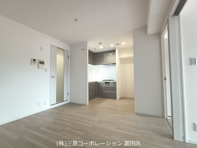 明るい木目調の床と白い壁が調和し、開放感のあるリビング。キッチンへの動線もスムーズで、快適な暮らしが叶います。 ライオンズマンション高槻 その他
