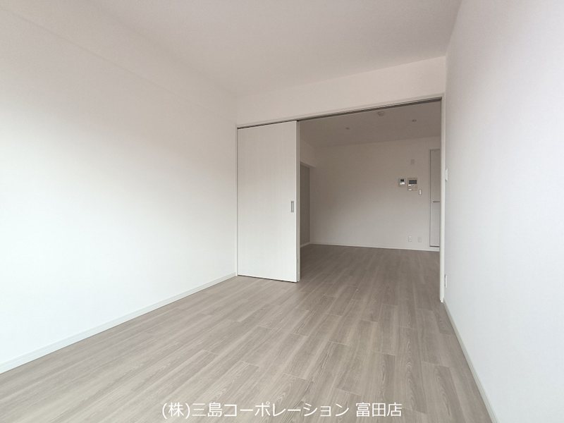 清潔感あふれるフローリングの洋室。引き戸を開放すれば、隣室と一体感のある広々とした空間として利用可能です。 ライオンズマンション高槻 その他
